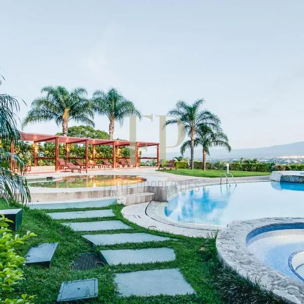 CR MARIPOSA RENTALS Comfortable penthouse, AC, pool, gym, tennis，位于圣安娜的酒店
