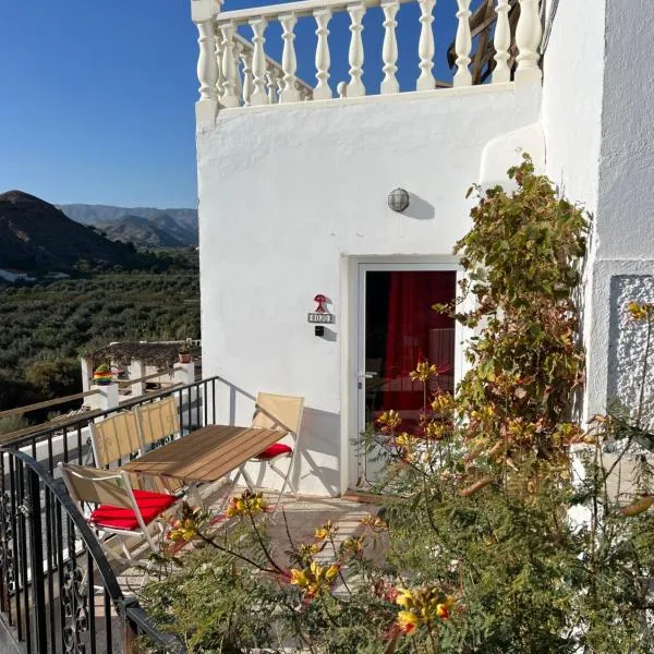 Apartment with hot tub and stunning views in Oria，位于El Llano de los Olleres的酒店