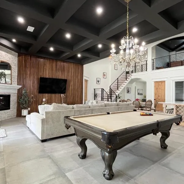 Luxury (Less than mile from AT&T Stadium/GlobeLife) GameRoom/Basketball Hoop，位于阿林顿的酒店