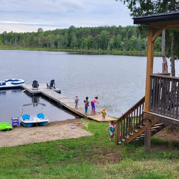 BowLakeHouse - Lakefront Cottage with Beach，位于班克罗夫特的酒店