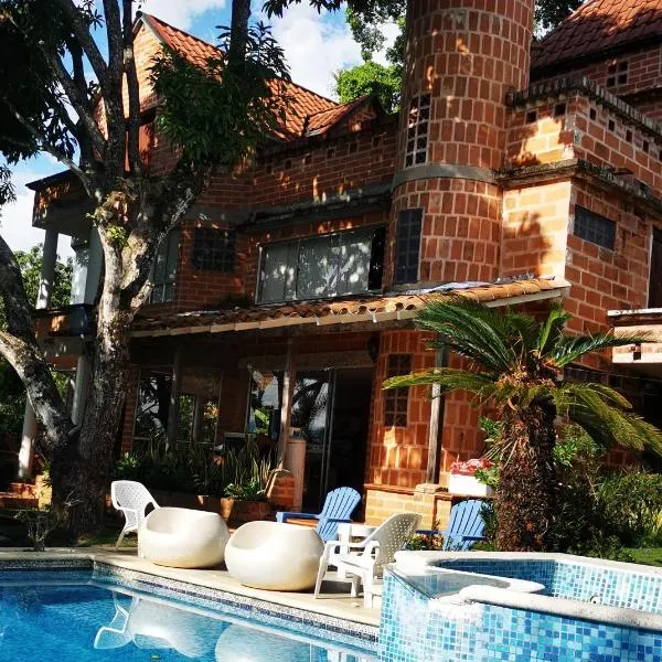 Finca con forma de castillo y piscina en Sopetrán，位于索佩特兰的酒店