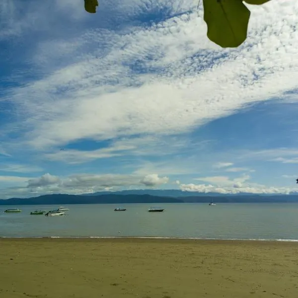 Cabinas Agua Luna (Frente al Mar)，位于Agua Buena的酒店