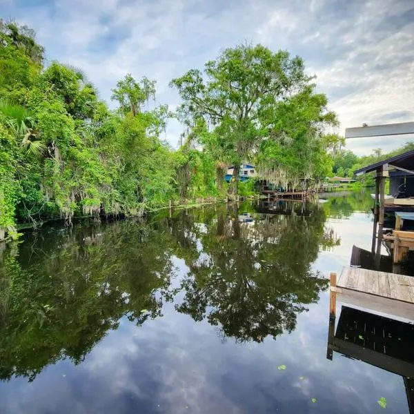 Astor River House with 2 private boat slips，位于Astor的酒店