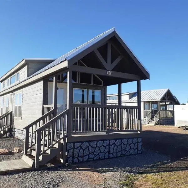 091 Star Gazing Tiny Home near Grand Canyon South Rim Sleeps 8，位于瓦莱的酒店