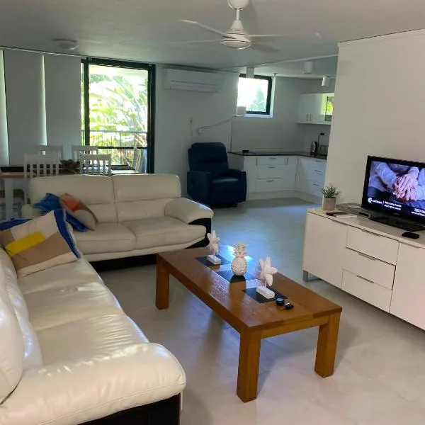 Rainbow Beach Resort renovated apartment，位于彩虹海滩的酒店