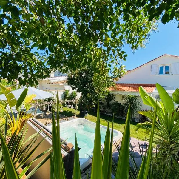 Évasion Tropicale - Villa d'Artiste avec Jacuzzi Privé dans un jardin Exotique，位于梅里尼亚克的酒店