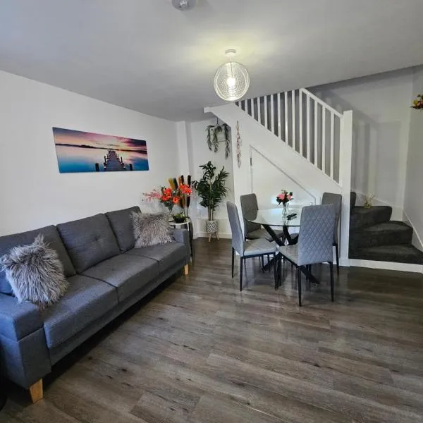 Luxury one bedroom maisonette with extra connected bedroom in Stevenage centre，位于斯蒂夫尼奇的酒店