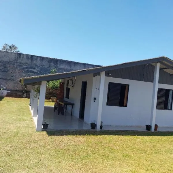 Casa disponível para diária, 300m do mar casa sozinha no terreno，位于Matinhos的酒店