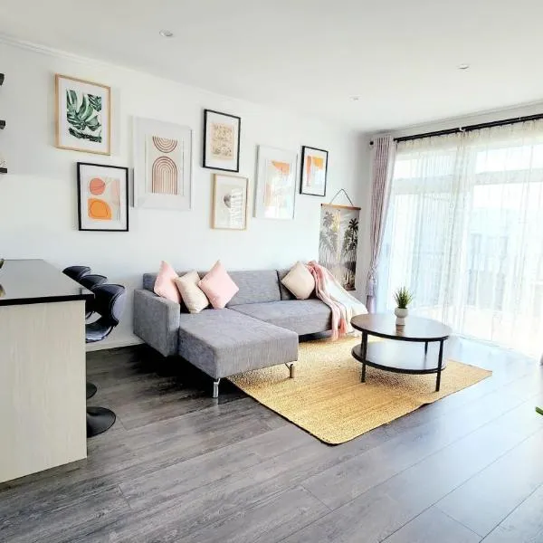 Plush 3 bedroom property in Hobsonville，位于Kumeu的酒店