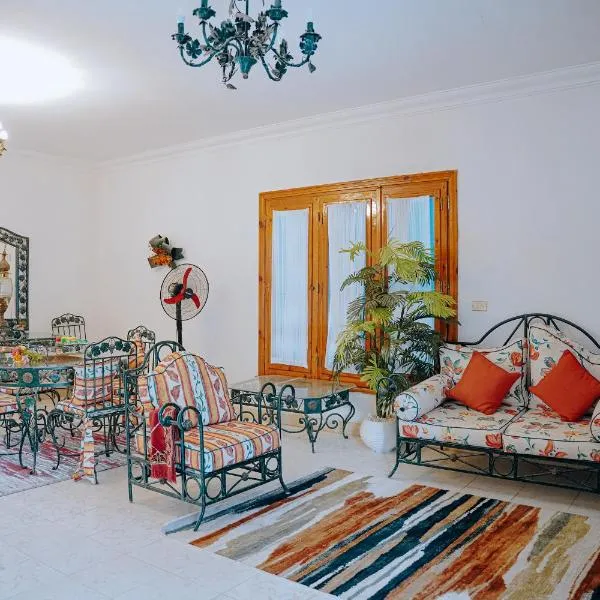 Tunis Oasis 4 Bedrooms private villa with private pool，位于Qaryat at Ta‘mīr as Siyāḩīyah的酒店