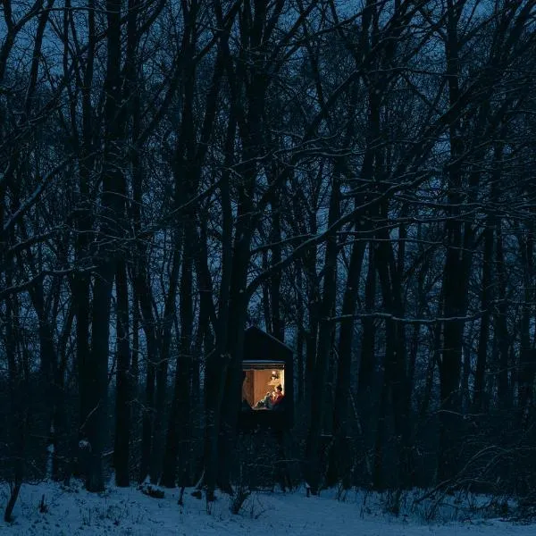 KeepCalm Treehouse far from the civilization，位于Nový Bydžov的酒店