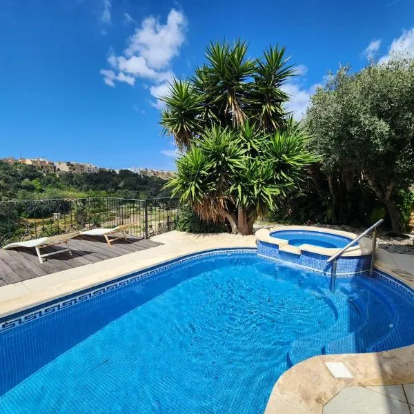 Relax in the best part of Gozo, your own bedroom with Ensuite Bathroom and Shared Pool Bed and Breakfast，位于Għajn il-Kbira的酒店