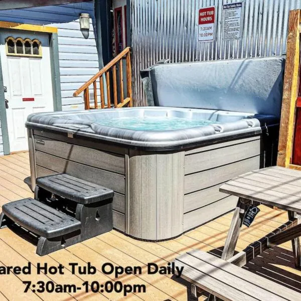 Dog Friendly Private Cabin w Hot Tub Leadville-A，位于莱德维尔的酒店