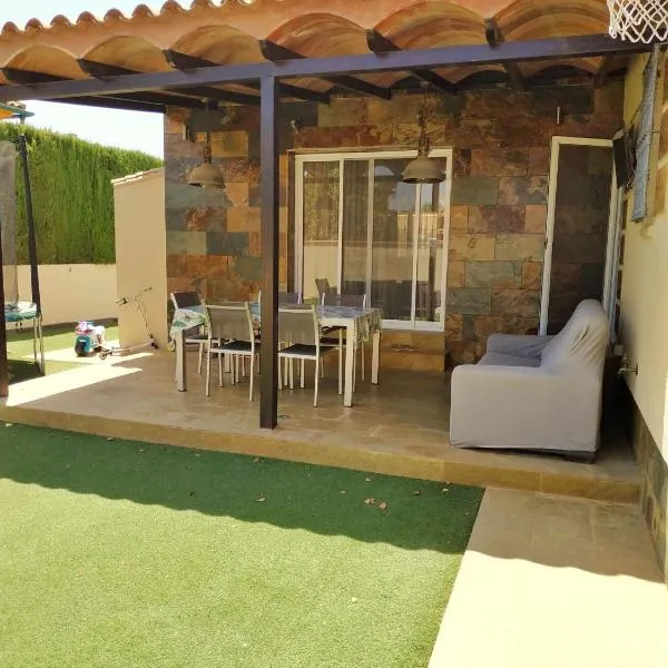 Estupenda casa de 400m2 con terraza y patio，位于Montequinto的酒店