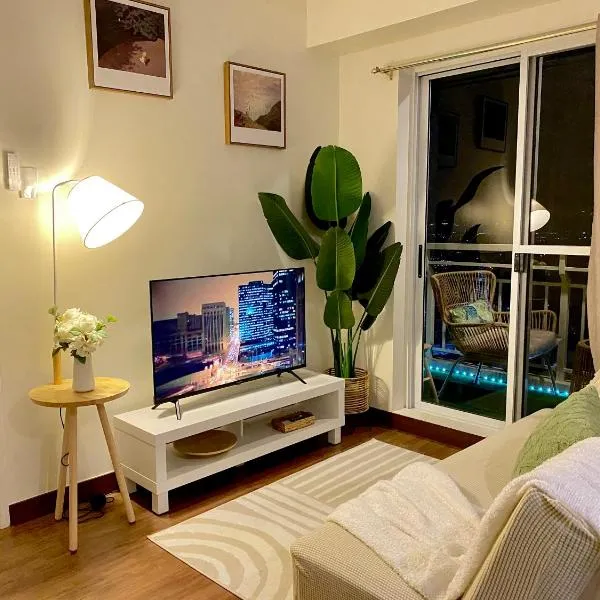 Cozy 1 BR Scandinavian/Tropical Condo with Balcony & Parking,位于马尼拉的酒店