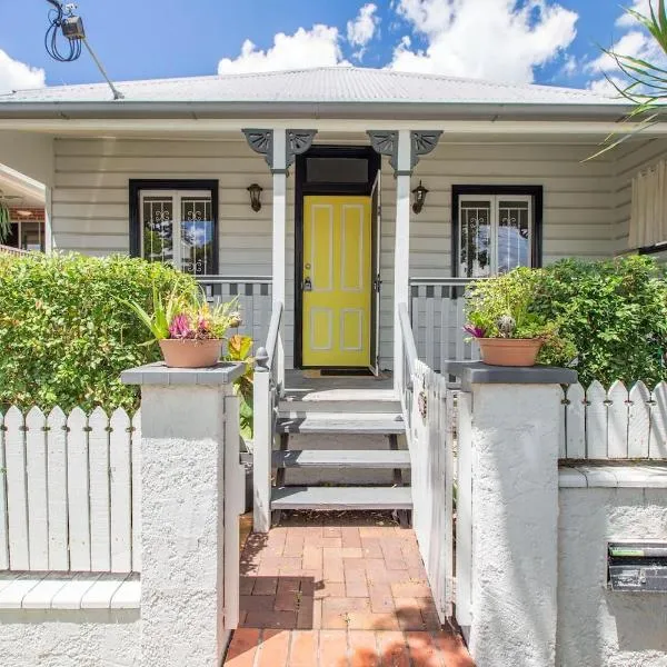 Fernberg Cottage - Sunny Queenslander Charm，位于布里斯班的酒店