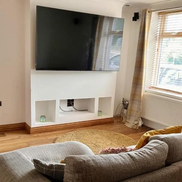 Modern Newly Renovated 3 Story House in Ebbw Vale，位于埃布韦尔的酒店