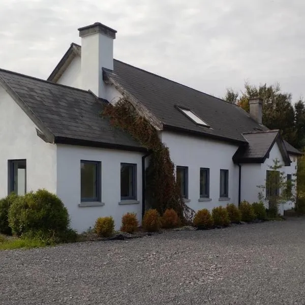 Sligo Roscommon Holiday Home，位于Moytirra的酒店