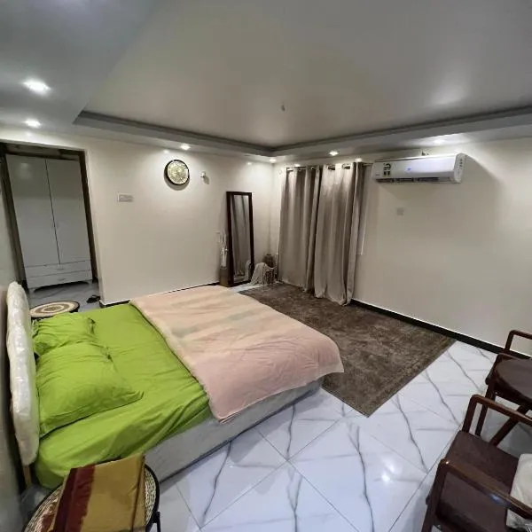 استراحة شرفة الواحةOasis Terrace Inn and Lounge，位于Al Ḩamrāʼ的酒店