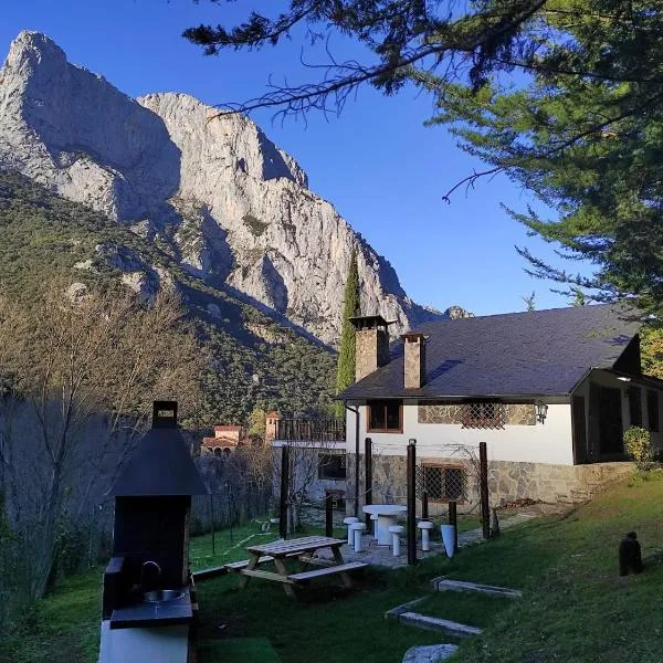 El Chalet de la Poza - Río, barbacoa, Wifi, zona de trabajo, vistas.，位于Lebena的酒店