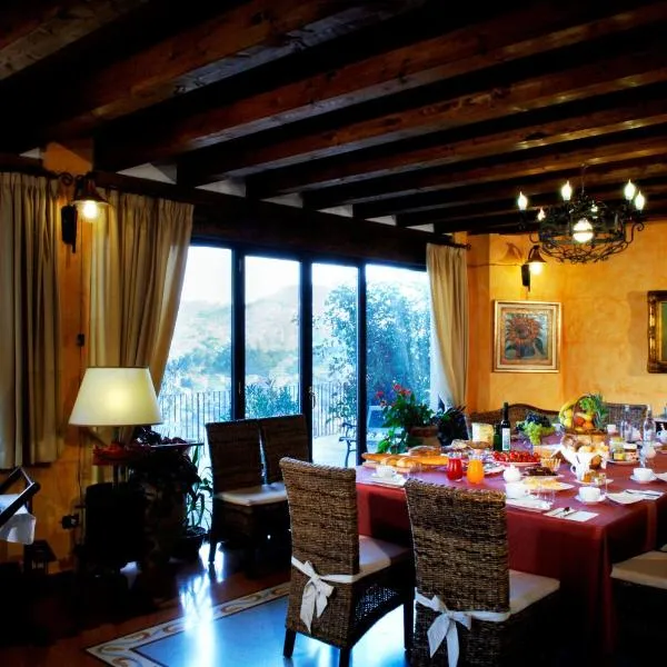 科里纳德奥罗住宿加早餐旅馆，位于皮亚扎-阿尔梅里纳的酒店