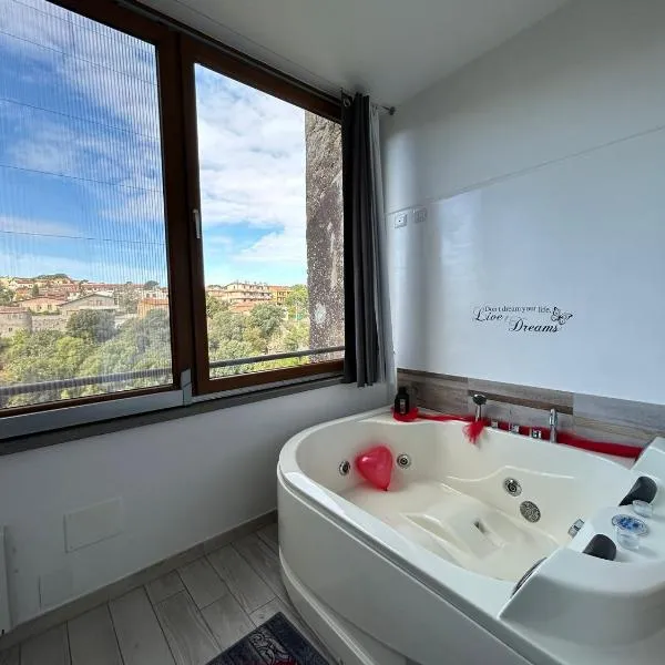 La casa nel Borgo Sospeso "con vasca e vista panoramica"，位于维托尔基亚诺的酒店