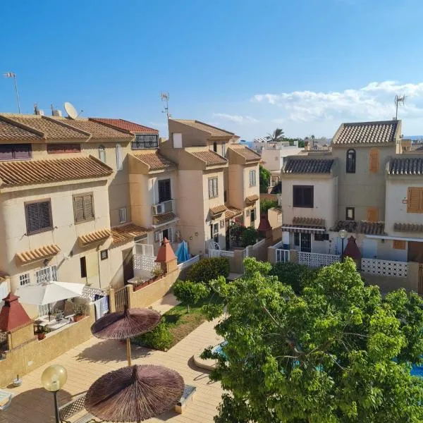 Chalet Adosado Unifamiiar Rocasol Beach Torrevieja，位于托雷维耶哈的酒店