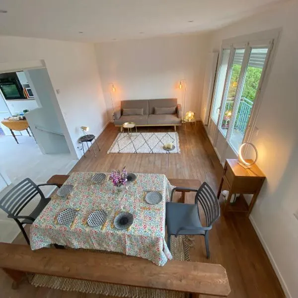 La maison bleue vacance et jardin, la mer à 550 m，位于布兰维尔苏米尔的酒店