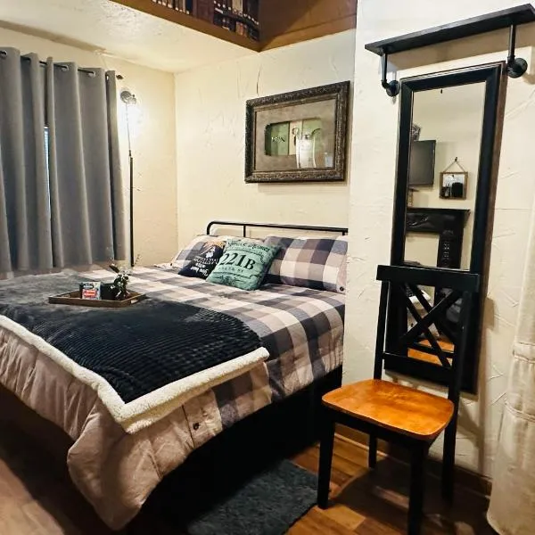 Acorn Hideaways Canton Secluded Sherlock Holmes Suite King Bed，位于Edgewood的酒店