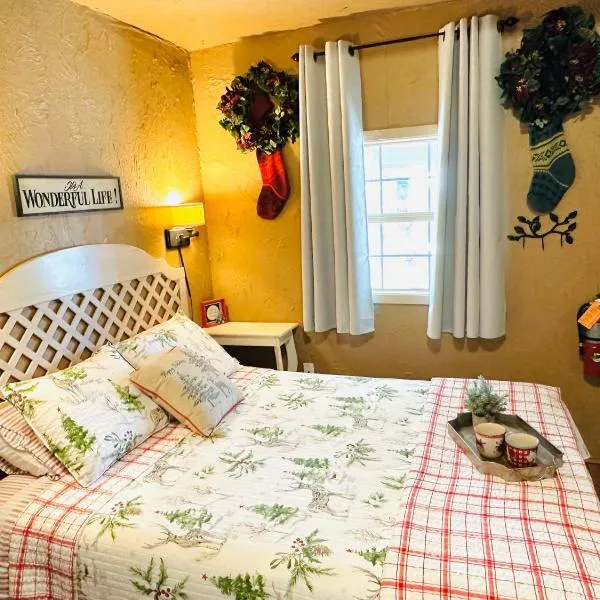 Acorn Hideaways Canton Delightful Christmas Suite Year Round，位于Grand Saline的酒店