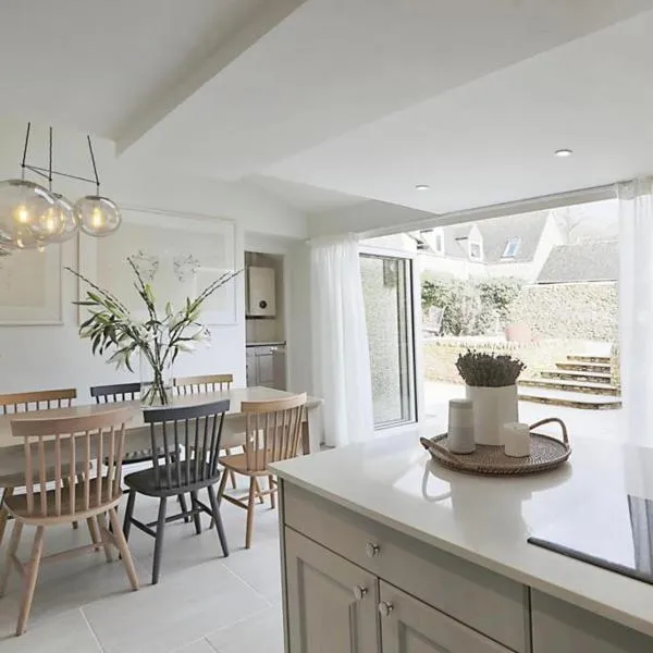 Luxury Cotswold Cottage with hot tub in Stow on the Wold!，位于斯托昂泽沃尔德的酒店