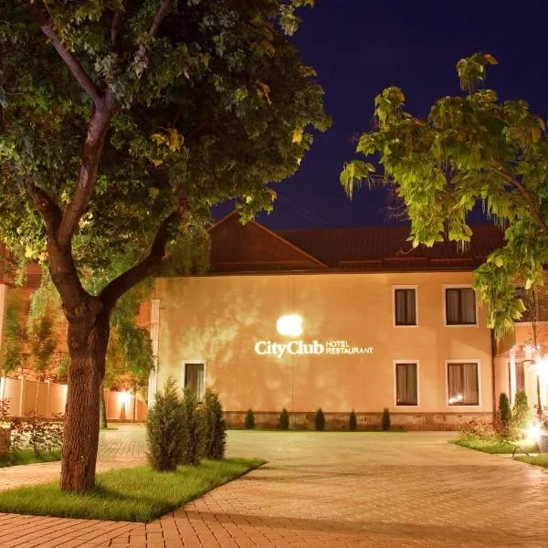 城市俱乐部酒店 ，位于Tîrnauca的酒店