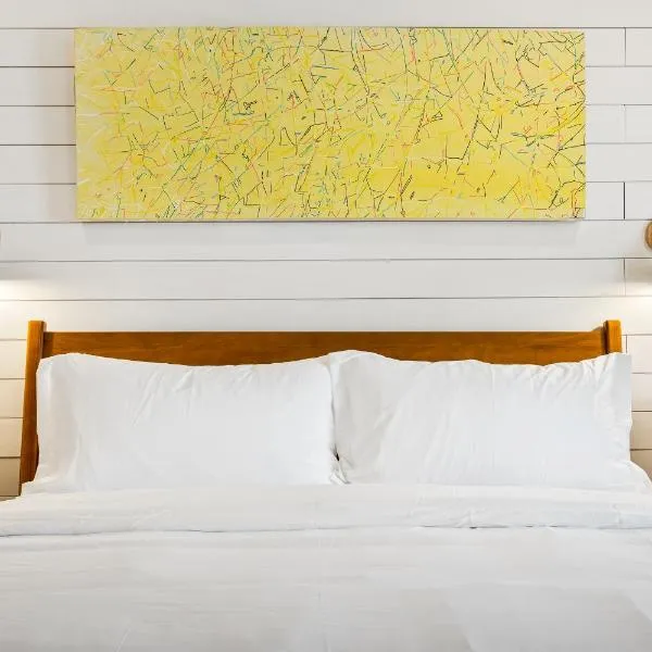 Boutique Room steps from Downtown Mall Rose Jean Room 1，位于夏洛茨维尔的酒店