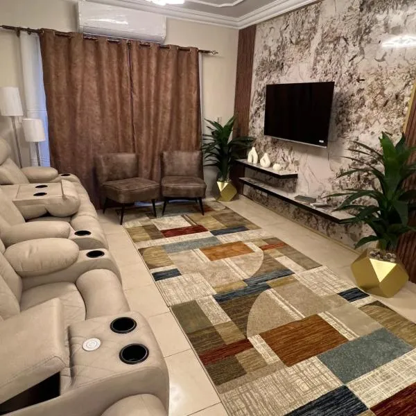 Luxurious VIP apartment in Madinaty furnished with high end hotel furniture，位于Madinaty的酒店