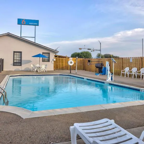 布莱恩大学城6号汽车旅馆，位于布赖恩的酒店