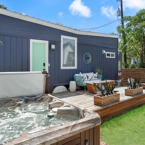 HGTV Featured Tiny Home w Hot Tub Near East 6th St，位于奥斯汀的酒店