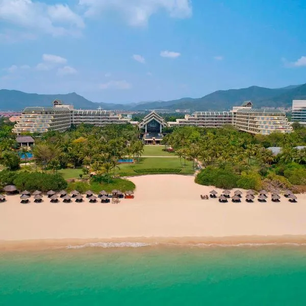 三亚亚龙湾喜来登度假酒店(免税店9.5折和巴士+旅拍)，位于Luoyushangcun的酒店