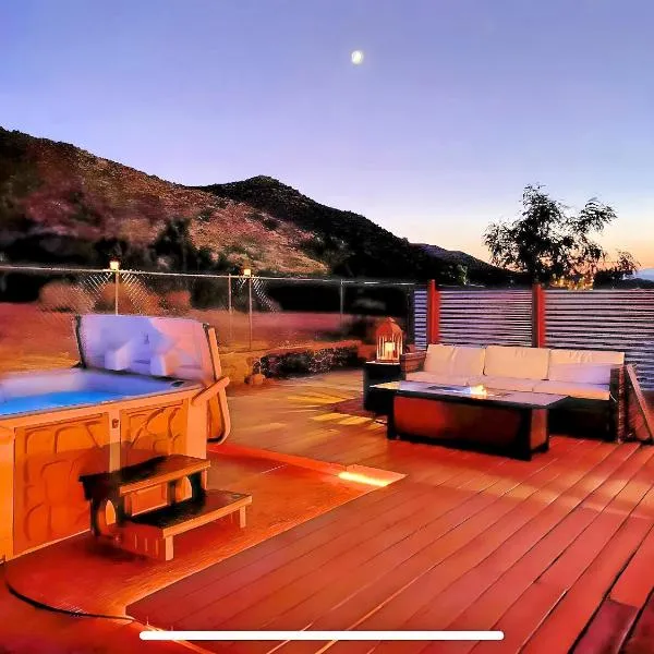 JT's Star Catcher Cabin - HOT TUB，位于丝兰谷的酒店