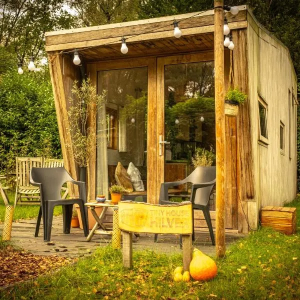 Tiny House Hilver - uniek en sfeervol huisje middenin het bos，位于Hapert的酒店