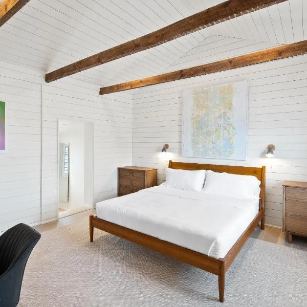 Boutique Room steps from Downtown Mall Rose Jean Room 3，位于夏洛茨维尔的酒店