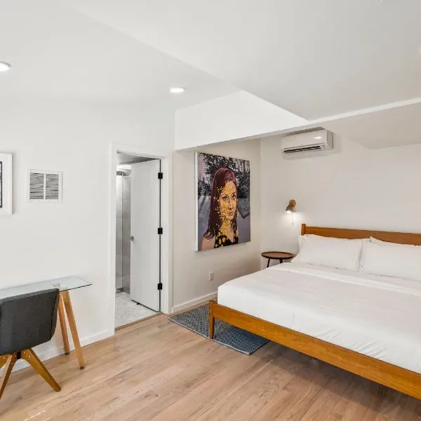 Boutique Room steps from Downtown Mall Rose Jean Room 2，位于夏洛茨维尔的酒店