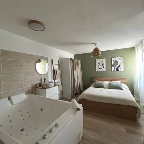 Romantique Room，位于Lherm的酒店