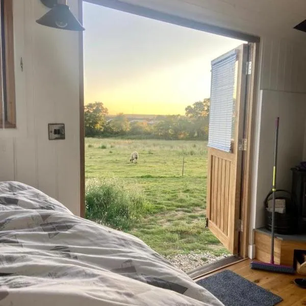 Under the Stars Shepherds Huts at Harbors Lake，位于Newchurch的酒店
