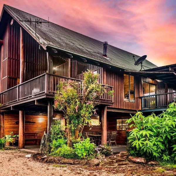 Treetops Sanctuary - Luxury Treehouse pole home，位于Millaa Millaa的酒店