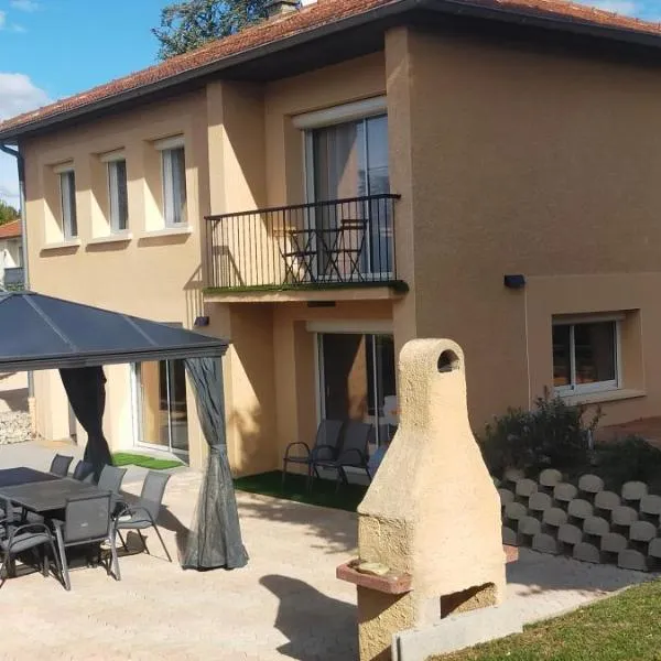 Gîte climatisé à 15 min de Lyon avec jardin privé，位于费赞的酒店