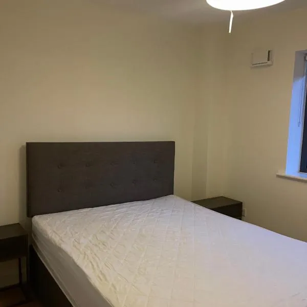 Private room in a new shared apartment，位于梅努斯的酒店