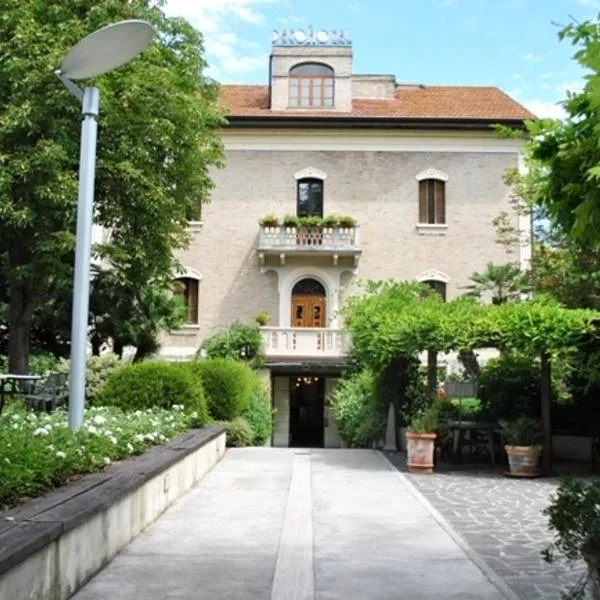 得科酒店，位于Pilonico Paterno的酒店