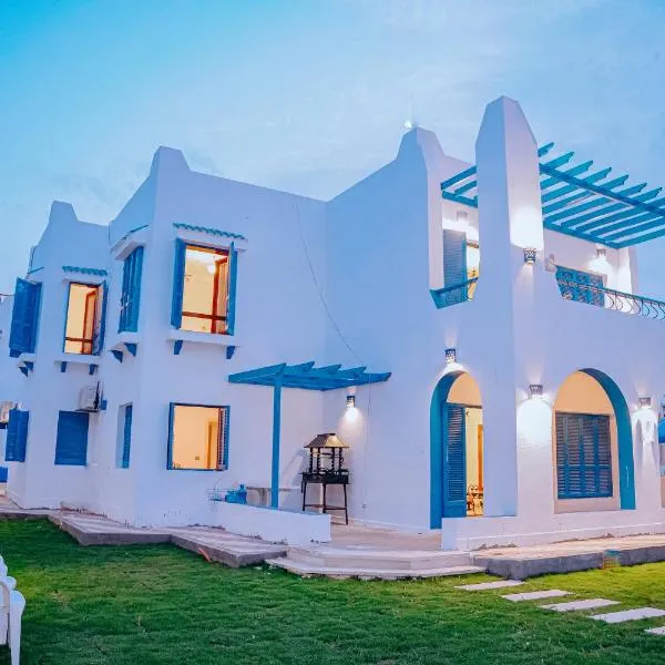 4 bedrooms villa with private pool in Tunis village faiuym，位于Qaşr Qārūn的酒店