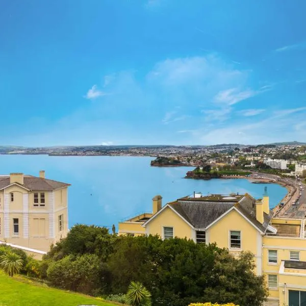 Stunning Sea View Central Torbay Home with Parking，位于托基的酒店