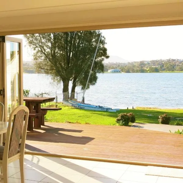 Waterfront Lakeside Cottage Primbee，位于Lake Illawarra的酒店